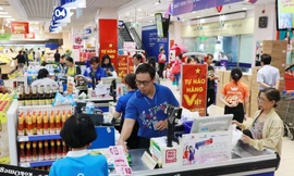 Các hệ thống bán lẻ của Saigon Coop luôn được người tiêu dùng tin tưởng lựa chọn. Trong ảnh người tiêu dùng mua sắm tai siêu thị Co.opmart Lý Thường Kiệt 1 và Co.opmart Lý Thường Kiệt 2