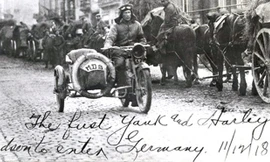 Chiếc xe môtô lần đầu tiên xuất hiện trong quân đội là một chiếc Harley-Davidson do Trung úy Roy Holtz (Mỹ) điều khiển.