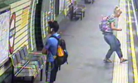 Mẹ cứu con khỏi đường tàu trong gang tấc