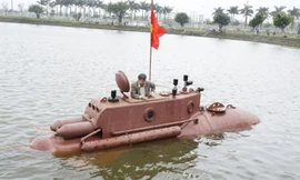 Ông Nguyễn Quốc Hòa đã thử nghiệm thành công tàu ngầm ở trong hồ. Ảnh: Thiên Sứ.
