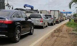 Ùn ứ xe trong ngày đầu thu phí tại BOT Bến Lức. Ảnh: Hoàng Nam.