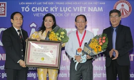 Bà Trần Uyên Phương – Phó Tổng Giám đốc tập đoàn Tân Hiệp Phát cùng Ông Nguyễn Văn Tư – Giám đốc khối Nghiên cứu và Phát triển đón nhận bằng xác lập kỷ lục và huy hiệu do Tổ chức kỷ lục Việt Nam trao cho cuốn sách THP Innnovation