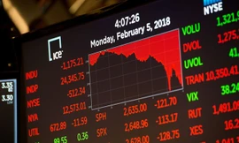Màn hình tràn ngập màu đỏ khi kết thúc phiên giao dịch ngày 5/2 ở Sàn giao dịch chứng khoán New York. Ảnh: AFP.