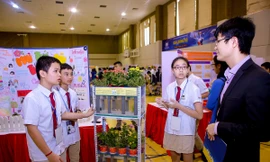 Sản phẩm được ví như “Hệ sinh thái mini khép kín”. Nhóm bạn lớp 7A2 đã vận dụng những kiến thức được học từ môn Vật lý, Sinh học và kỹ năng Lập trình để tạo ra sản phẩm này.