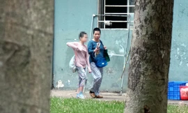 Bé gái 11 tuổi luôn có mẹ kề bên.