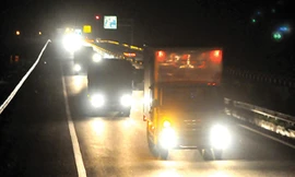 Đường cao tốc không có đèn, chỉ có thiết bị phản quang.