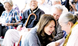 Ca sĩ Mỹ Tâm đến chúc Tết, chung vui với các nghệ sĩ già tại Viện Dưỡng lão Nghệ sỹ vào dịp Tết vừa qua. Ảnh: Q.Đ.