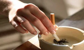 Tránh cả hút thuốc lá thụ động là cách phòng tránh ung thư phổi. Ảnh minh họa