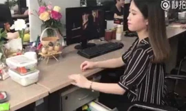 Thánh nữ ham ăn mở tiệc sushi băng chuyền tại văn phòng