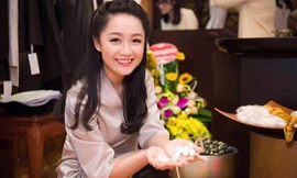 Vẻ hút hồn của 8X thay thế BTV Vân Anh ở Thời sự 19h