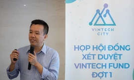 TS. Nguyễn Trần Thuật – người có hơn 11 năm kinh nghiệm nghiên cứu phát triển vật liệu và linh kiện cấu trúc micro/nano, vật liệu bán dẫn, pin mặt trời. TS đã có 4 sản phẩm đã được ứng dụng trong nước liên quan tới pin Mặt Trời và thẻ nhận dạng.