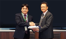 Tổng giám đốc PV Drilling Nguyễn Xuân Cường và Phó giám đốc điều hành kiêm Giám đốc Kỹ thuật BSP Yap Kong Fah ký kết hợp đồng.