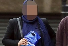 Hai phụ nữ đều là người Hồi giáo và đang làm việc tại một trường tiểu học ở Bradford, West Yorks. Ảnh: Ben Lack.