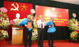 Chánh án TANDTC Nguyễn Hòa Bình trao quyết định và chúc mừng đồng chí Phạm Đức Tuyên, Trịnh Khắc Thịnh.