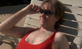 Bộ ngực cỡ 38 C mang lại cho ông những món tiền không nhỏ