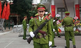 Hot boy trường cảnh sát nổi tiếng trên mạng nhờ hát hay, đàn giỏi