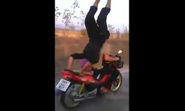Thanh niên 'trồng chuối' trên xe máy đang chạy nhanh