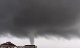 Lốc xoáy sáng nay tại Hải Phòng ( ảnh cắt từ clip)