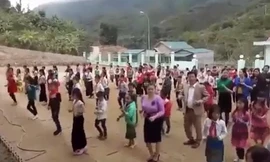 Thầy trò vùng cao nhảy cha cha cha trong giờ ra chơi