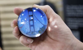 Quả cầu pha lê có khả năng phát video 360 độ ngay từ bên trong 