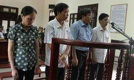 Các bị cáo trước vành móng ngựa trong phiên xét xử sáng 27/5.