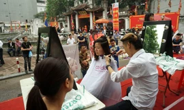 Hội làng giữa Hà Nội thành nơi cắt tóc miễn phí