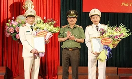 Đại tá Phạm Trường Giang (bìa trái), Phó Giám đốc Công an tỉnh Hải Dương, được điều động giữ chức Giám đốc Công an tỉnh Phú Thọ. Ảnh: Chinhphu.vn