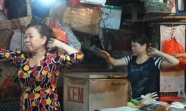 Tiểu thương vừa bán hàng vừa nhảy aerobic tại chợ ở Hà Nội