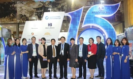 Chủ tịch Hội đồng thành viên Tổng công ty Du lịch Hà Nội – Ông Nguyễn Minh Chung (đứng giữa) chụp ảnh cùng CBNV Tổng công ty tại Hội chợ VITM 2019