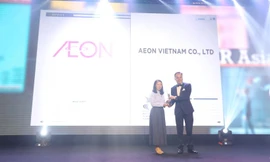 Bà Nguyễn Thị Ngọc Huệ - Giám Đốc Quản Trị Chiến Lược Nguồn Nhân Lực của AEON Việt Nam nhận Giải Thưởng tại Buổi lễ vinh danh