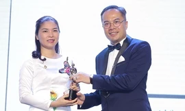 Bà Trần Thị Mỹ Hạnh - Phó tổng giám đốc Tập đoàn Sun Group, đại diện nhận giải thưởng 50 doanh nghiệp có môi trường làm việc tốt nhất châu Á 2019 từ ông William Ng - Tổng biên tập tạp chí HR Asia