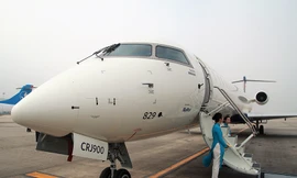 Máy bay Bombardier CRJ900 bay trình diễn tại Nội Bài với sự tham gia của Vietnam Airlines