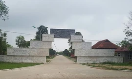 Cổng chính vào khu ẩm thực của trang trại tổng hợp cá, lúa.