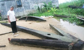 Mỏ neo khổng lồ bằng gỗ.