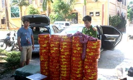 Bắt 2 taxi vận chuyển hàng trăm cân pháo