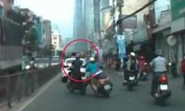 Giật dây chuyền táo tợn trên đường phố Sài Gòn