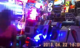 Đèn pin chích điện bán công khai tại Hà Nội