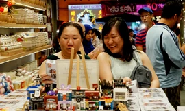 Du khách Việt mua sắm tại một cửa hàng lưu niệm ở Cameron, Malaysia. Ảnh: Viễn Thông