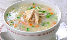 Cháo gà gạo nếp thích hợp với phụ nữ bị động thai . 