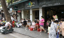 Cận cảnh công nhân tăng cường dọn dẹp môi trường phố đi bộ