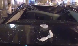 Nóc xe hơi bị bẹp sau cú ngã của người phụ nữ. Ảnh: Life News.