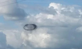 Vòng tròn màu đen xuất hiện trên bầu trời Scotland hôm 31/8 (Ảnh: Sun)