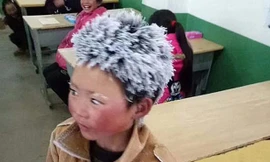 Tóc cậu bé dựng đứng, phủ đầy băng giá. Ảnh: Nhân dân Nhật báo.
