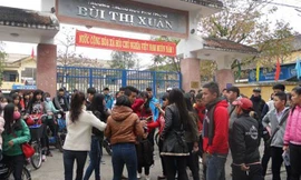 Nhóm nữ sinh quây lại dằn mặt và đánh nữ sinh khối 10 trường THPT Bùi Thị Xuân. Ảnh: Lê Công Doanh/Dân Việt