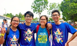 Lê Minh Tuấn (ngoài cùng bên phải). Ảnh: NVCC