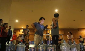 Người dân phường Mộ Lao, Hà Đông xếp hàng 1h sáng chờ lấy nước sạch. 