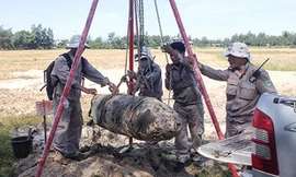 Quả bom nặng 340kg được vận chuyển lên xe về bãi nổ tập trung. Ảnh: Lê Xuân Tùng/RENEW-NPA