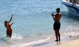 Ngôi sao trẻ MU nghỉ hè cùng cô bồ bốc lửa