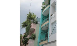 Bé trai nhảy từ tầng 3 ngôi nhà màu xanh. 