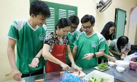 Học sinh Trường THPT Lê Quý Đôn (TP HCM) trong giờ học nghề nấu ăn Ảnh: Hoàng Triều